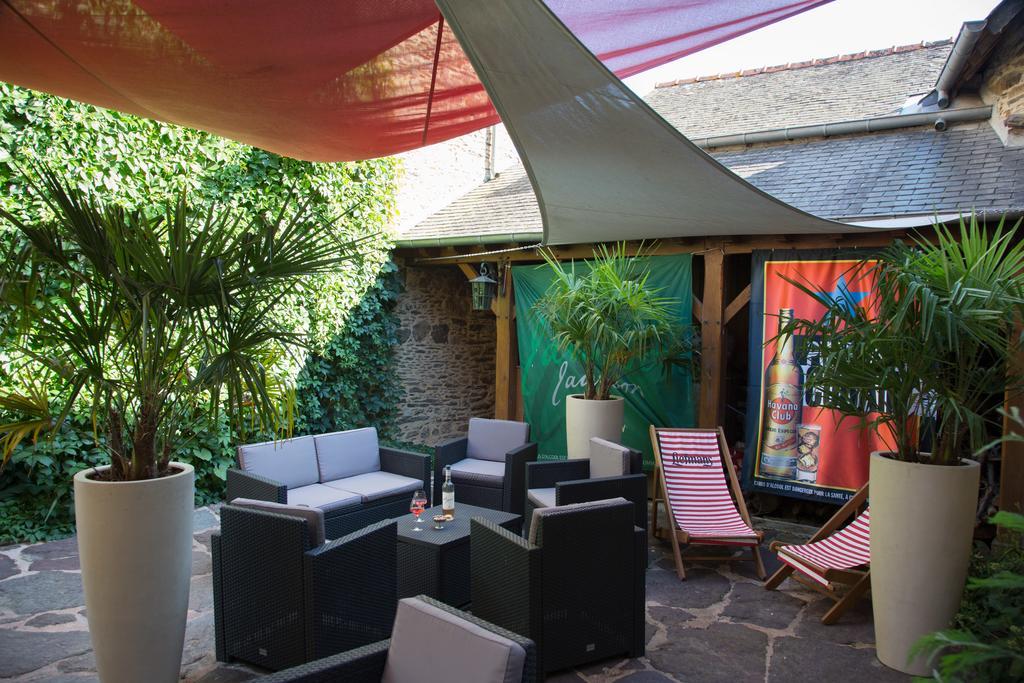 Le Cafe Du Village - Bar A Cocktails & A Ambiance Лоэак Экстерьер фото